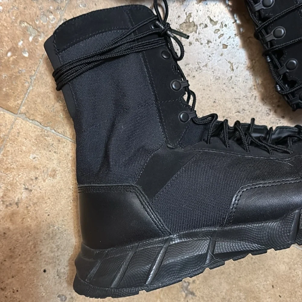 LIKE-NEW OAKLEY “SI Light Patrol Boot”